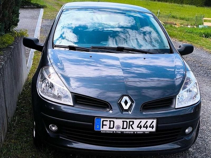 Grau Gebraucht 2006 Renault Clio II Authentique Limousine | 1.800 € (Guter Preis) - Bild 1/4