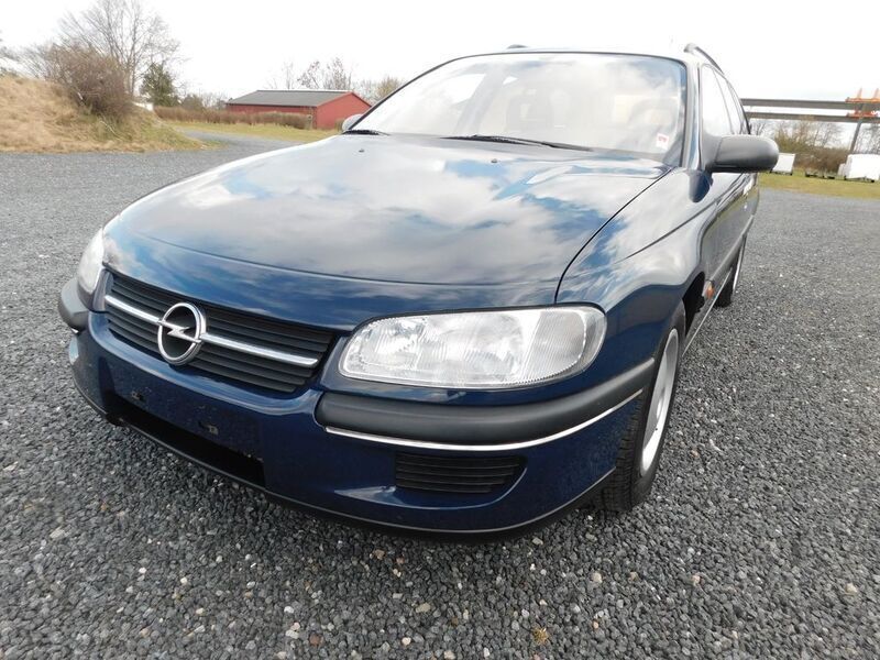 Blau Gebraucht 1996 Opel Omega Limousine | 19.900 € - Bild 1/4