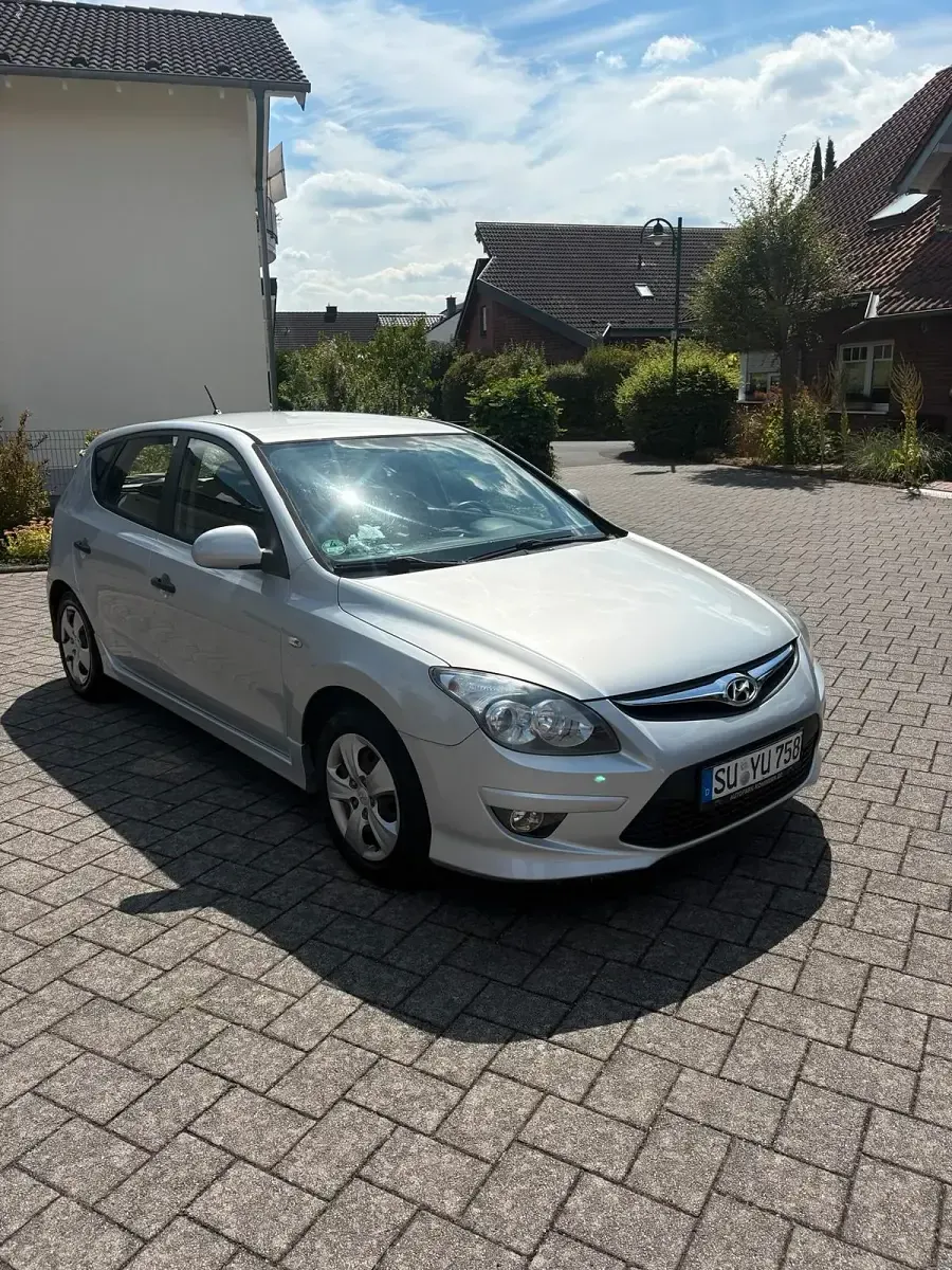 Gebraucht Hyundai i30 90 PS (66 kW) 2012 Silber Kleinwagen