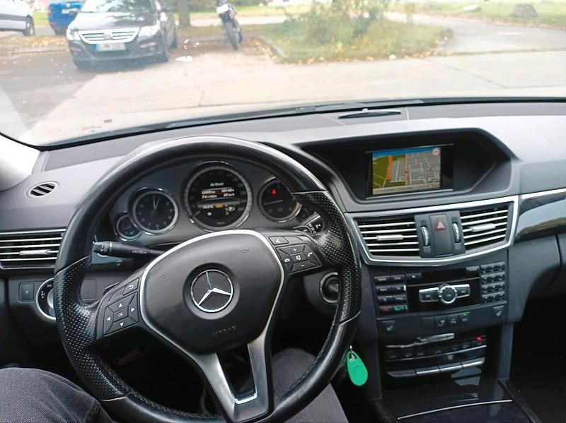 Schwarz Gebraucht 2012 Mercedes E220 Kombi | 5.999 € - Bild 1/4