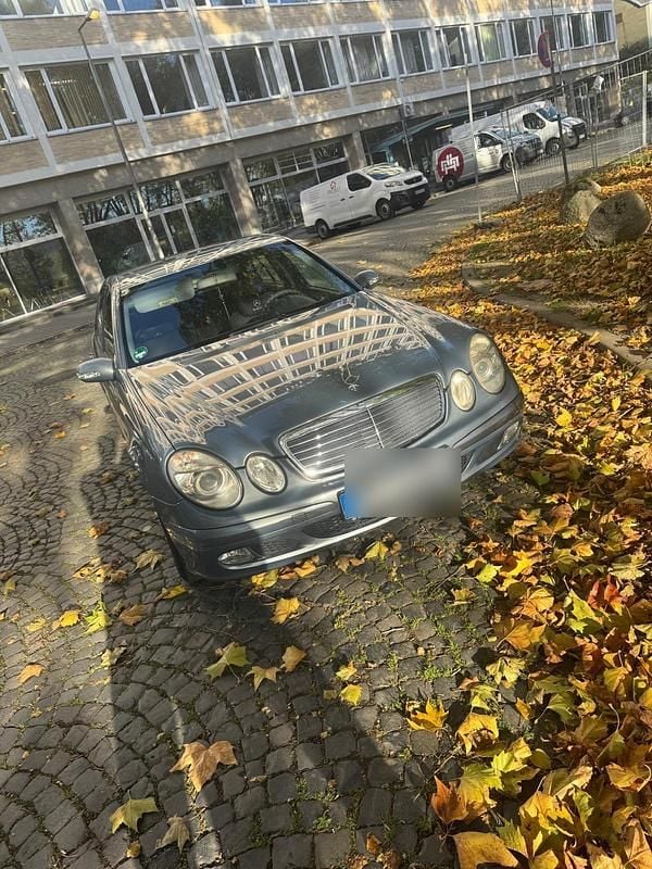 Grau Gebraucht 2004 Mercedes E200 Limousine | 2.900 € (Guter Preis) - Bild 1/4