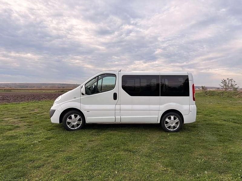 Weiß Gebraucht 2014 Opel Vivaro Cosmo Van | 13.999 € (Fairer Preis) - Bild 1/4
