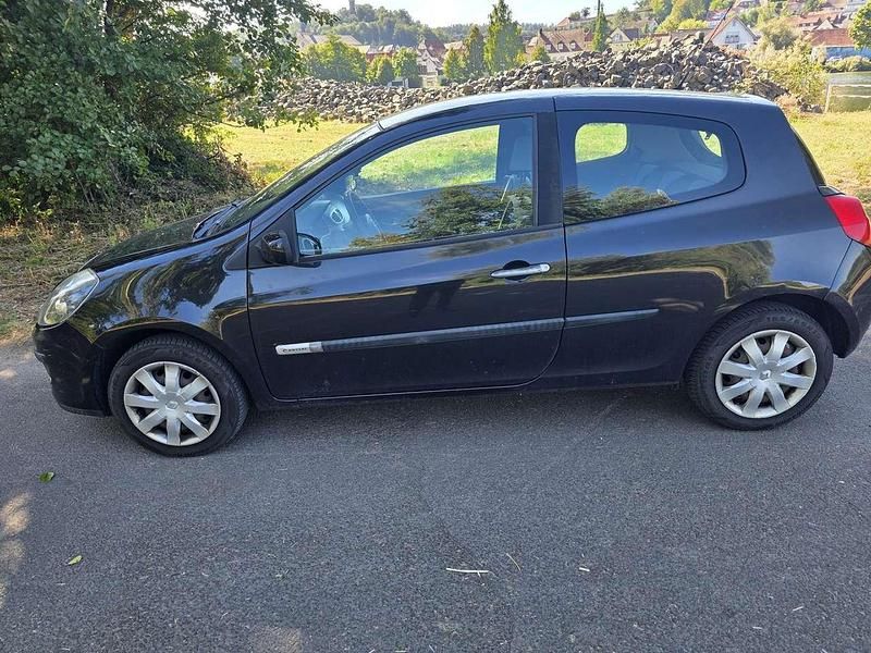 Schwarz Gebraucht 2009 Renault Clio II Rip Curl Limousine | 2.000 € (Fairer Preis) - Bild 1/4