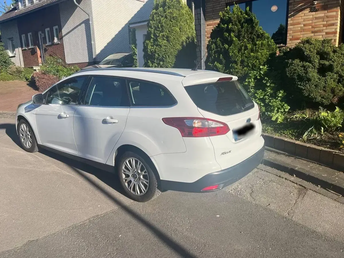 Gebraucht Ford Focus Ambiente 125 PS (91 kW) 2012 Weiß Limousine