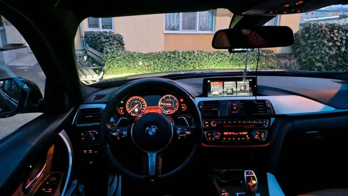 Gebraucht BMW 330 M Sport 258 PS (189 kW) 2017 Orange Kombi