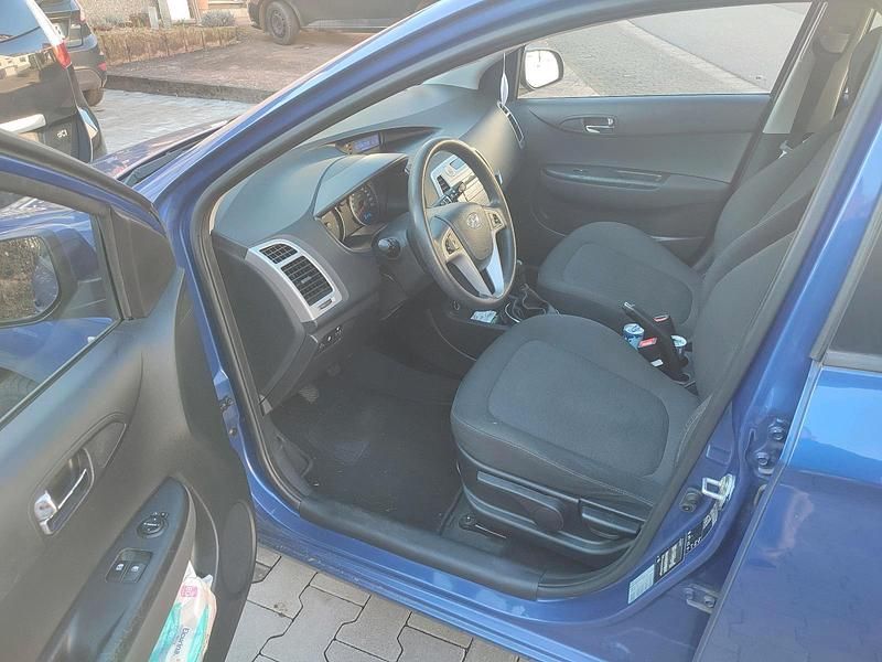 Gebraucht Hyundai i20 78 PS (57 kW) 2012 Blau Kleinwagen
