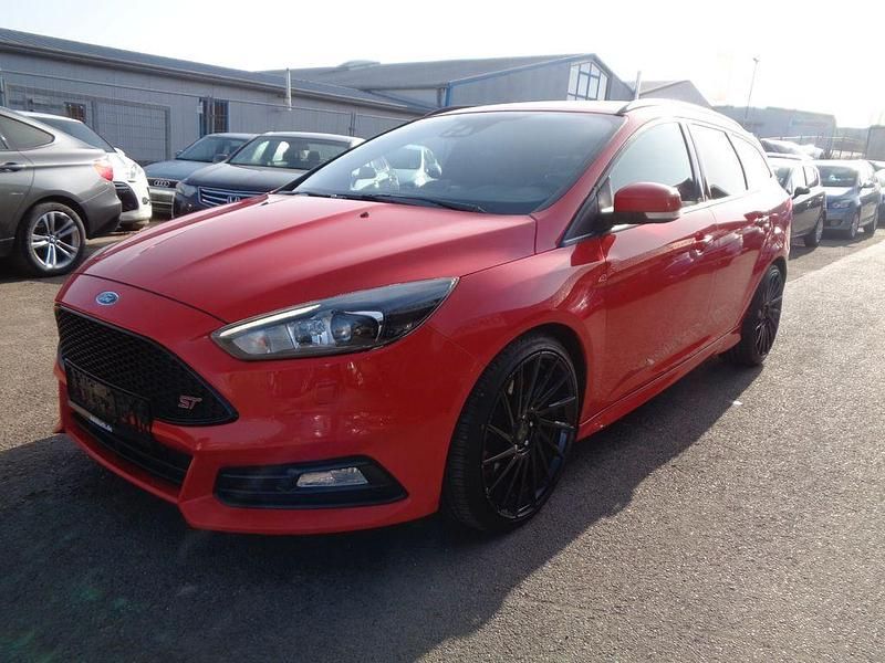 Gebraucht Ford Focus ST 185 PS (136 kW) 2017 Rot Limousine