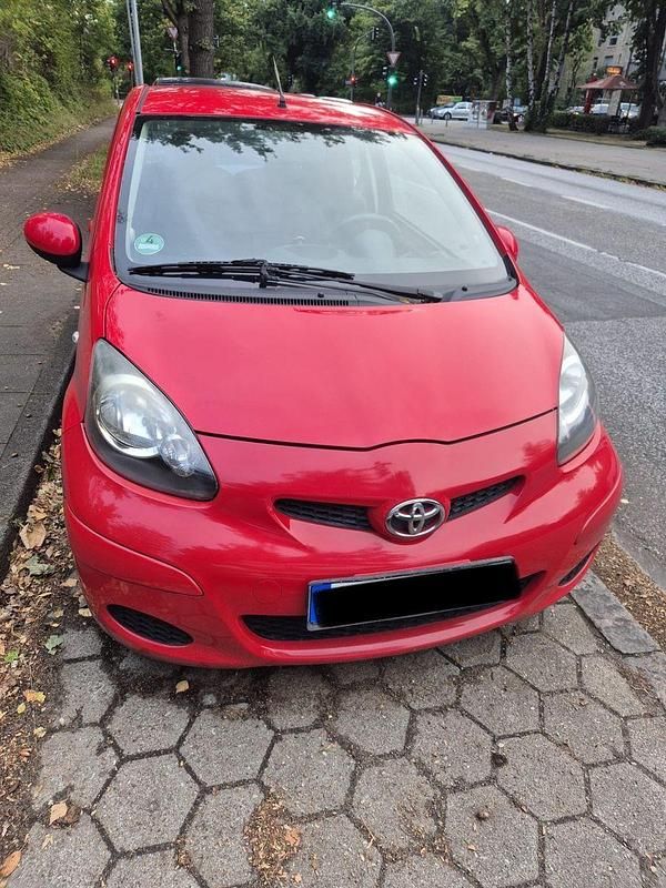 Rot Gebraucht 2009 Toyota Aygo City Kleinwagen | 1.999 € (Guter Preis) - Bild 1/4