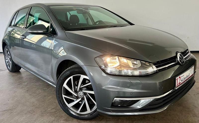 Grau Gebraucht 2018 VW Golf VII Sound Limousine | 10.490 € (Fairer Preis) - Bild 1/4