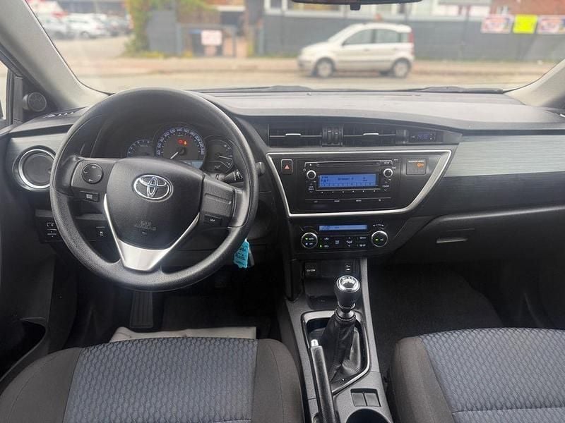 Gebraucht Toyota Auris Basis 99 PS (72 kW) 2015 Silber Limousine
