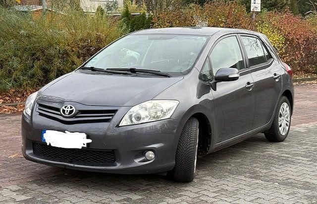 Grau Gebraucht 2011 Toyota Auris Life+ Limousine | 4.900 € (Fairer Preis) - Bild 1/4