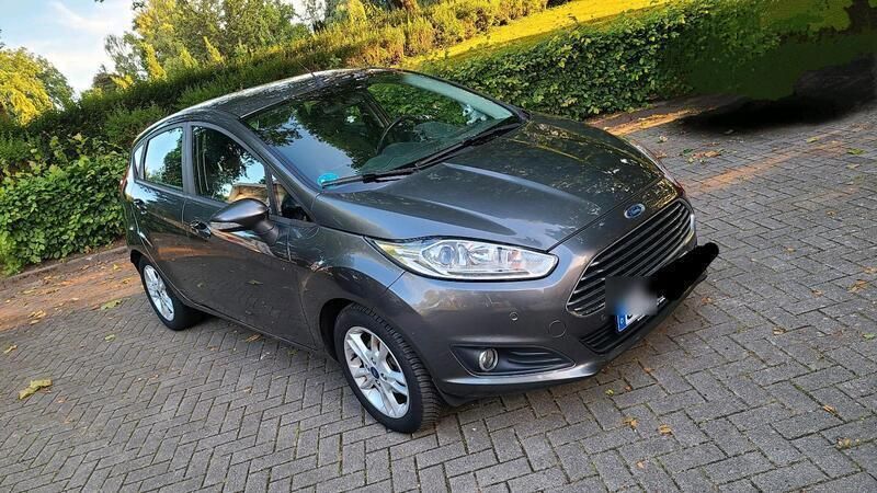 Grau Gebraucht 2016 Ford Fiesta Trend Kleinwagen | 6.750 € (Fairer Preis) - Bild 1/4