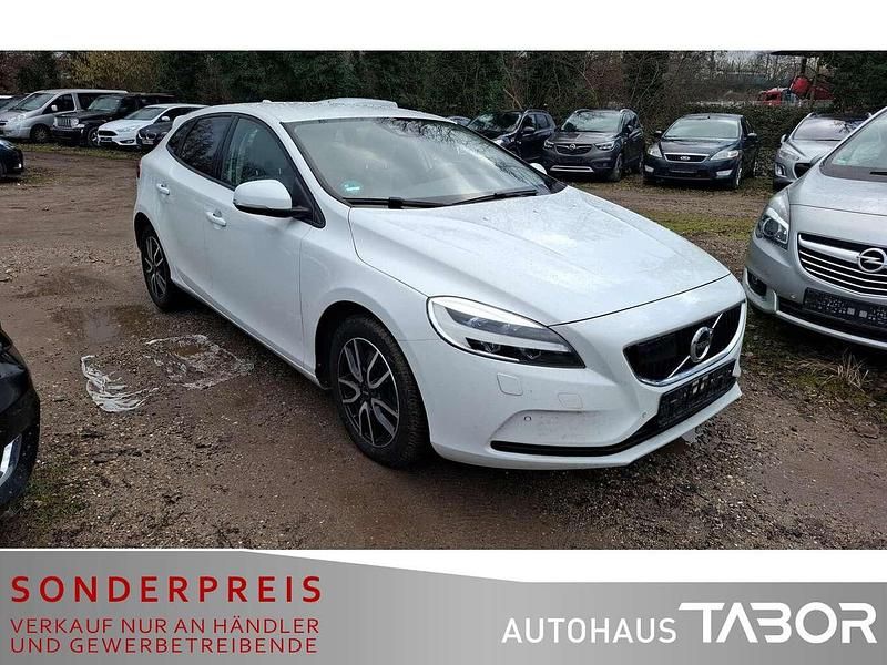Gebraucht Volvo V40 Momentum 190 PS (139 kW) 2017 Ice white, solid / solid Kombi