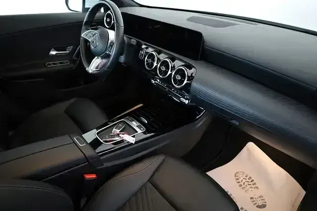 Gebraucht Mercedes CLA200 150 PS (110 kW) 2023 Digitalweiss  metalliclack (metallic) Coupé