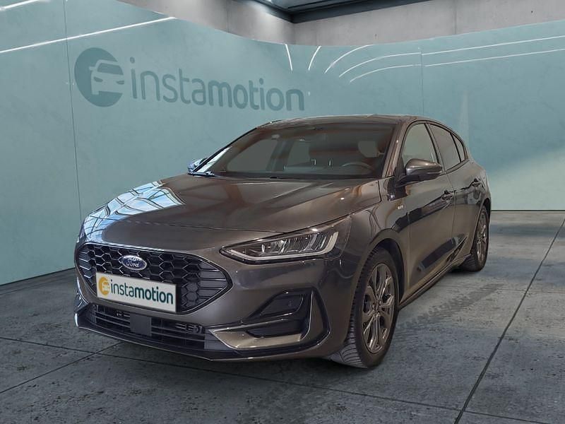 Grau Gebraucht 2024 Ford Focus ST-Line Limousine | 26.699 € (Fairer Preis) - Bild 1/4