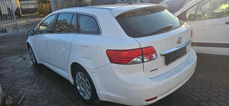 Gebraucht Toyota Avensis Basis 132 PS (97 kW) 2012 Super white 2 Kombi