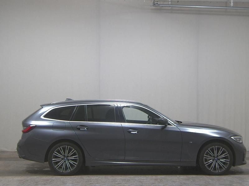 Grau Gebraucht 2021 BMW 330e M Sport Kombi | 19.890 € (Guter Preis) - Bild 1/4