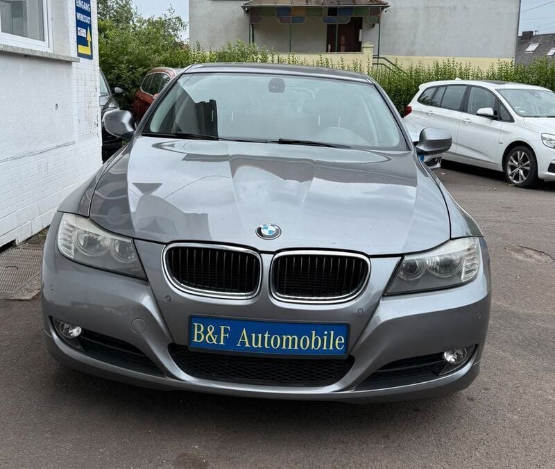 Grau Gebraucht 2011 BMW 318 Comfort Edition Limousine | 8.699 € (Etwas zu teuer) - Bild 1/4