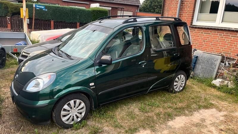 Grün Gebraucht 2001 Toyota Yaris Kombi | 1.600 € (Superpreis) - Bild 1/4
