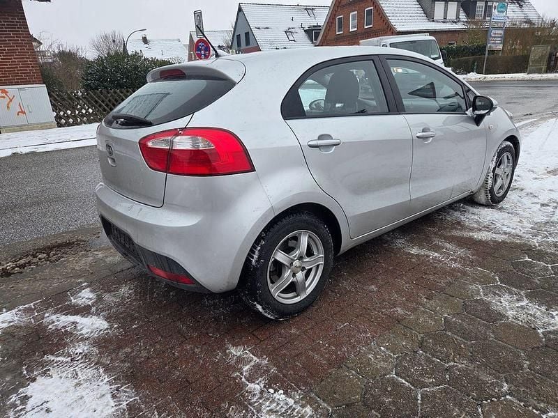 Gebraucht Kia Rio Edition 7 109 PS (80 kW) 2012 Silber Limousine
