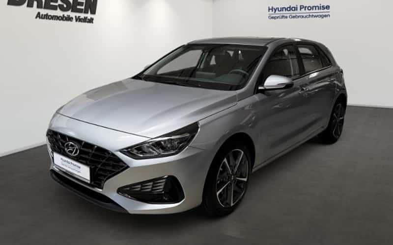 Silber Gebraucht 2023 Hyundai i30 Trend Limousine | 21.640 € (Fairer Preis) - Bild 1/4