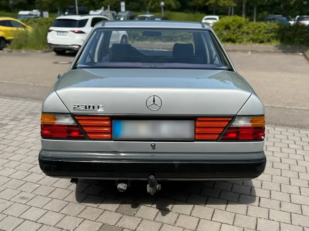 Używany Mercedes E230 132 KM (97 kW) 1986 Szary Sedan/Limuzyna
