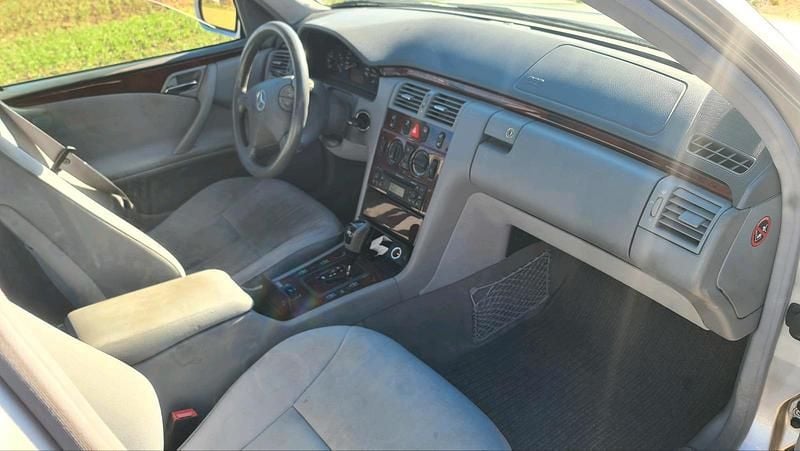 Gebraucht Mercedes E270 Elegance 190 PS (139 kW) 2001 Silber Limousine