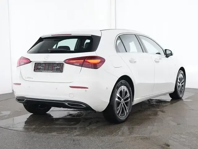 Gebraucht Mercedes A250 Progressive 218 PS (160 kW) 2025 Unilack polarweiß Limousine