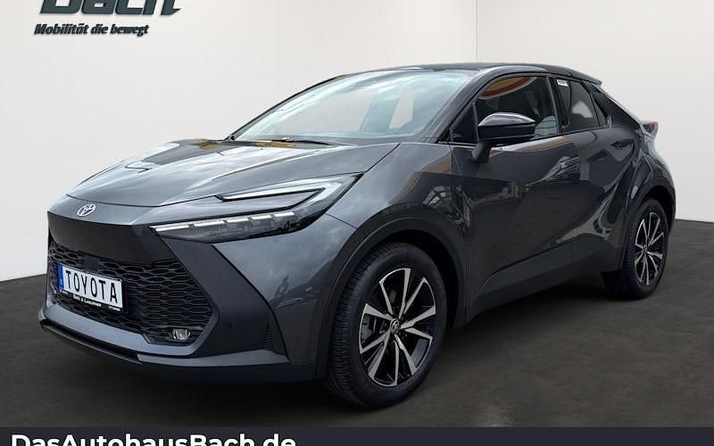 Grau Gebraucht 2025 Toyota C-HR SUV | 38.690 € (Etwas zu teuer) - Bild 1/4