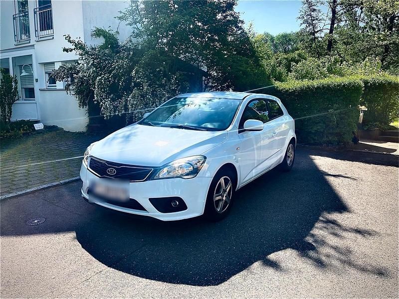 Weiß Gebraucht 2011 Kia Ceed Kleinwagen | 1.999 € (Etwas zu teuer) - Bild 1/4