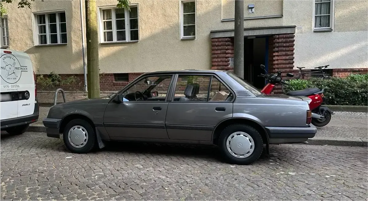 Gebraucht Opel Ascona 75 PS (55 kW) 1989 Grau Limousine