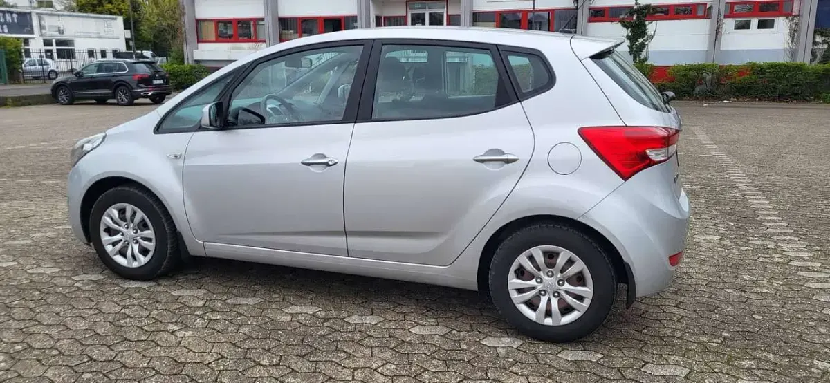 Gebraucht Hyundai ix20 Classic 90 PS (66 kW) 2015 Silber Kleinwagen
