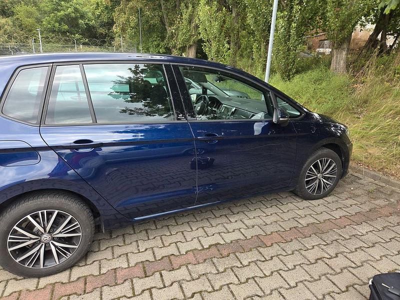 Blau Gebraucht 2017 VW Golf Sportsvan Allstar Van / Kleinbus | 12.799 € (Fairer Preis) - Bild 1/4