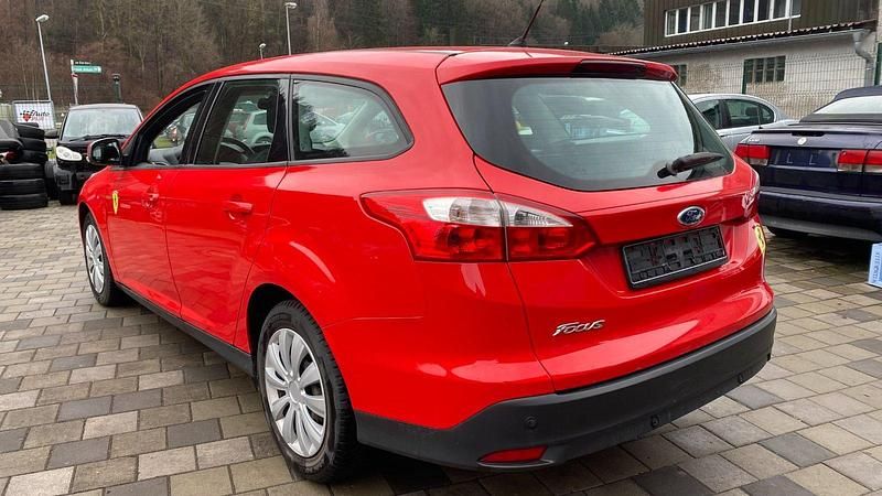 Gebraucht Ford Focus 85 PS (62 kW) 2014 Rot Kombi