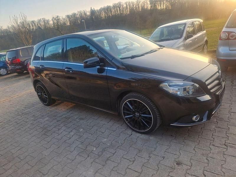 Gebraucht Mercedes B180 122 PS (89 kW) 2012 Schwarz Van / Kleinbus