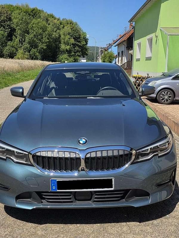 Blau Gebraucht 2021 BMW 330e Advantage Limousine | 27.000 € (Fairer Preis) - Bild 1/4
