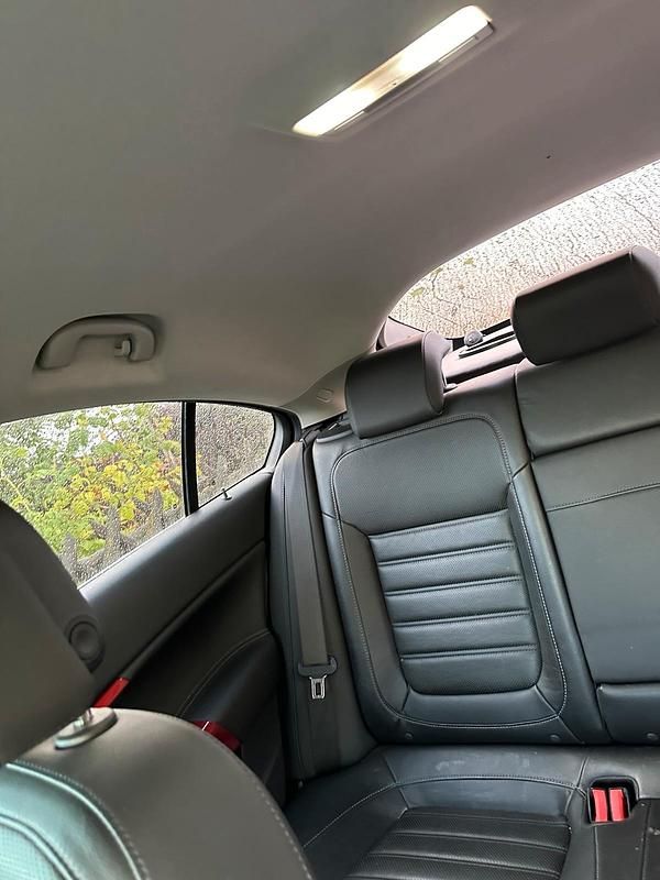 Gebraucht Opel Insignia 220 PS (161 kW) 2009 Rot Limousine