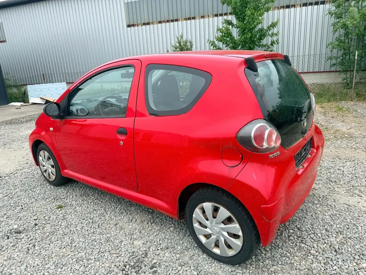 Używany Toyota Aygo 68 KM (50 kW) 2017 Czerwony Hatchback