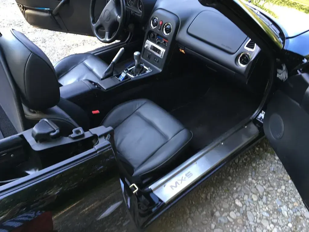 Używany Mazda MX5 90 KM (66 kW) 1995 Czarny Kabriolet