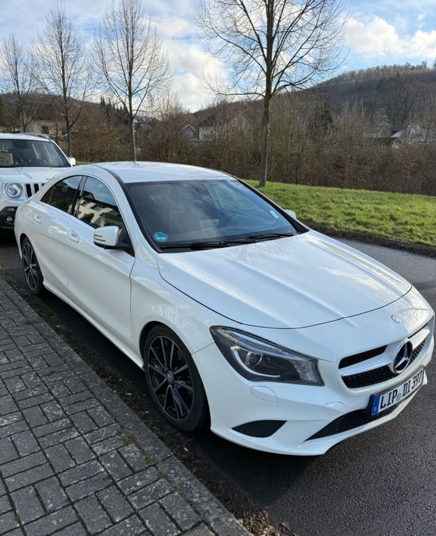 Weiß Gebraucht 2015 Mercedes CLA220 Limousine | 12.800 € (Guter Preis) - Bild 1/4