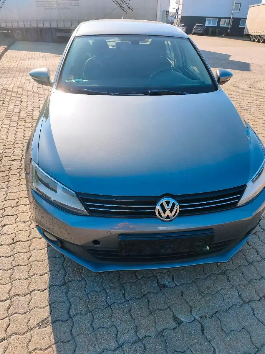 Gebraucht VW Jetta 105 PS (77 kW) 2011 Grau Limousine