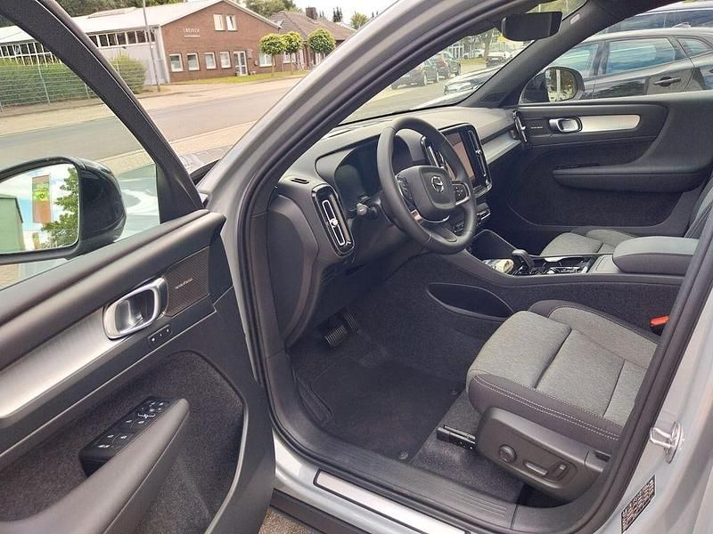 Neu Volvo XC40 Plus 163 PS (119 kW) 2025 Grau SUV