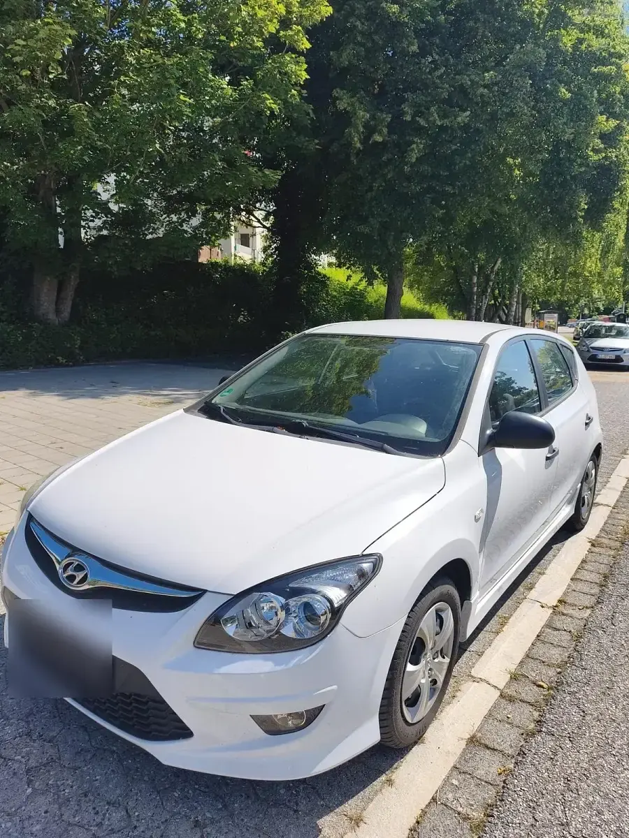 Gebraucht Hyundai i30 109 PS (80 kW) 2011 Weiß Kleinwagen