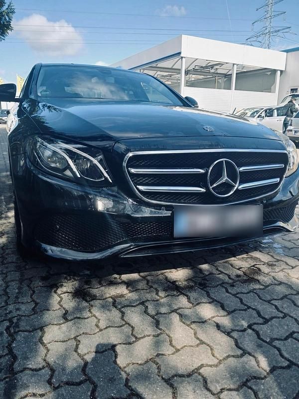 Gebraucht Mercedes E220 Avantgarde 194 PS (142 kW) 2019 Schwarz Limousine