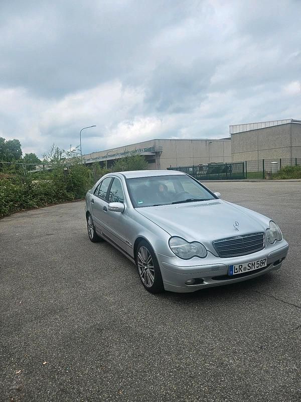 Silber Gebraucht 2003 Mercedes C200 Limousine | 2.400 € (Fairer Preis) - Bild 1/4