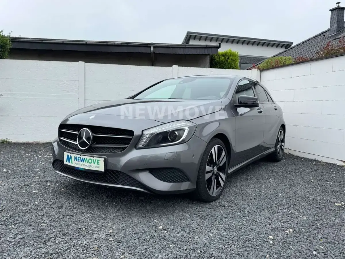 Gebraucht Mercedes A200 Night 156 PS (114 kW) 2015 Mountaingrau Limousine