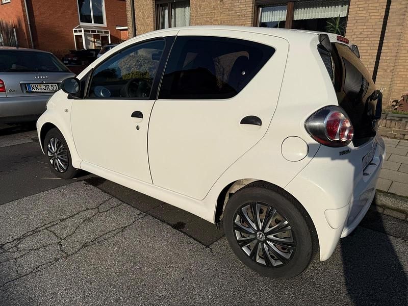 Gebraucht Toyota Aygo 68 PS (50 kW) 2011 Weiß Kleinwagen
