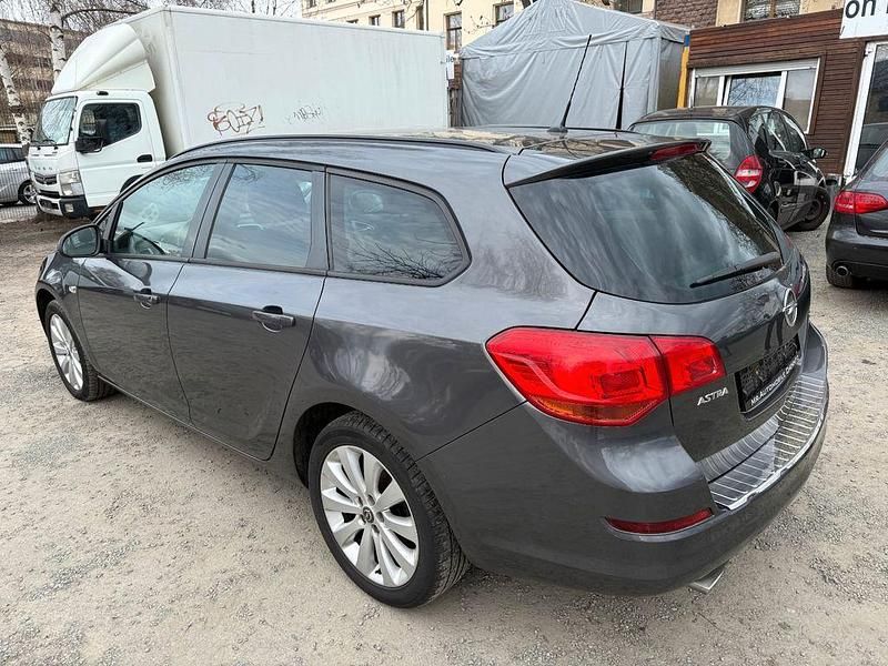 Gebraucht Opel Astra Design Edition 140 PS (102 kW) 2012 Grau Kombi