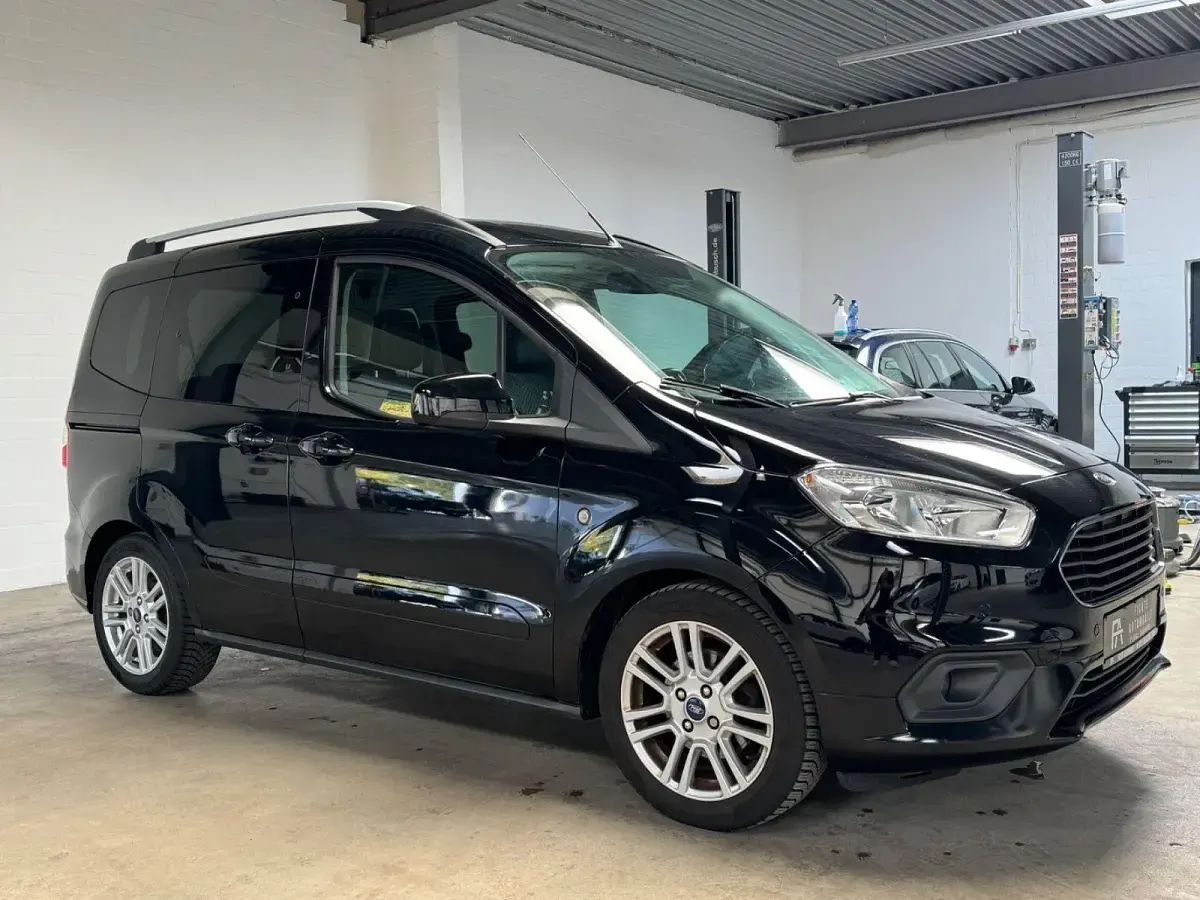 Gebraucht Ford Tourneo Courier Titanium 101 PS (74 kW) 2019 Schwarz Van / Kleinbus