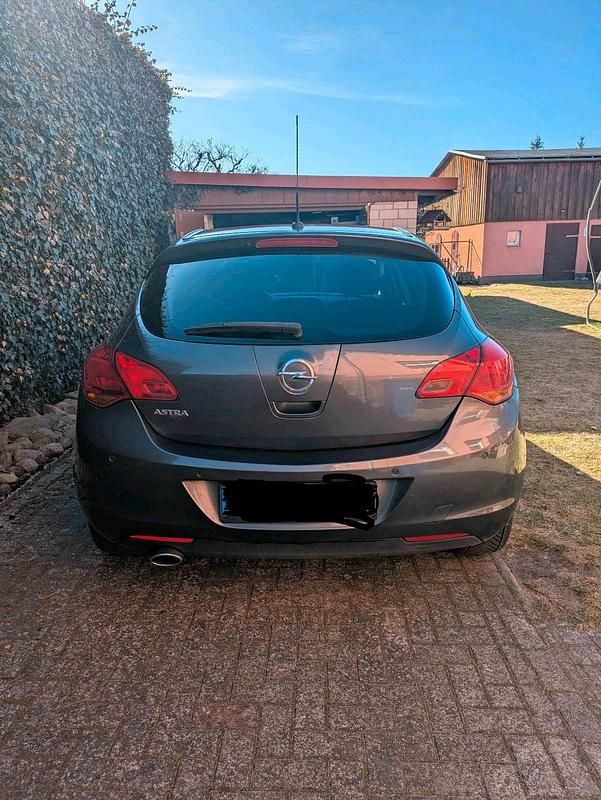 Używany Opel Astra 120 KM (88 kW) 2012 Szary Coupe